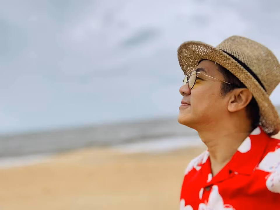 Đã nhiều năm trôi qua, nam nghệ sĩ vẫn chọn cuộc sống độc thân. Dù từng trải qua nhiều mối tình, cuối cùng Thành Lộc quyết định dành trọn tâm huyết cho nghệ thuật. Ảnh: FB Thanh Loc Nguyen