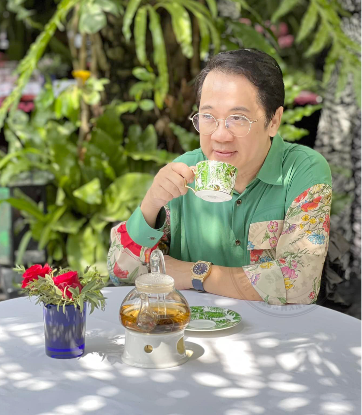 Khi không bận rộn, Thành Lộc thích đi du lịch, dạo phố, hay đơn giản là thưởng thức bữa trà chiều mỗi ngày, gặp gỡ bạn bè để hàn huyên, trò chuyện. Ảnh: nguoiduatin.vn