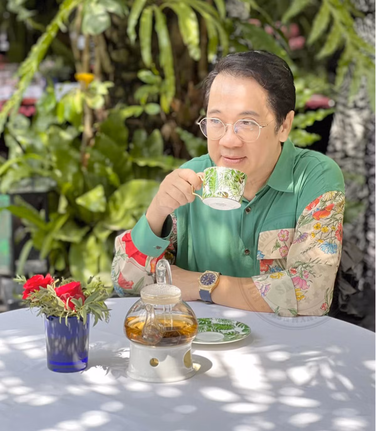 Khi không bận rộn, Thành Lộc thích đi du lịch, dạo phố, hay đơn giản là thưởng thức bữa trà chiều mỗi ngày, gặp gỡ bạn bè để hàn huyên, trò chuyện. Ảnh: nguoiduatin.vn