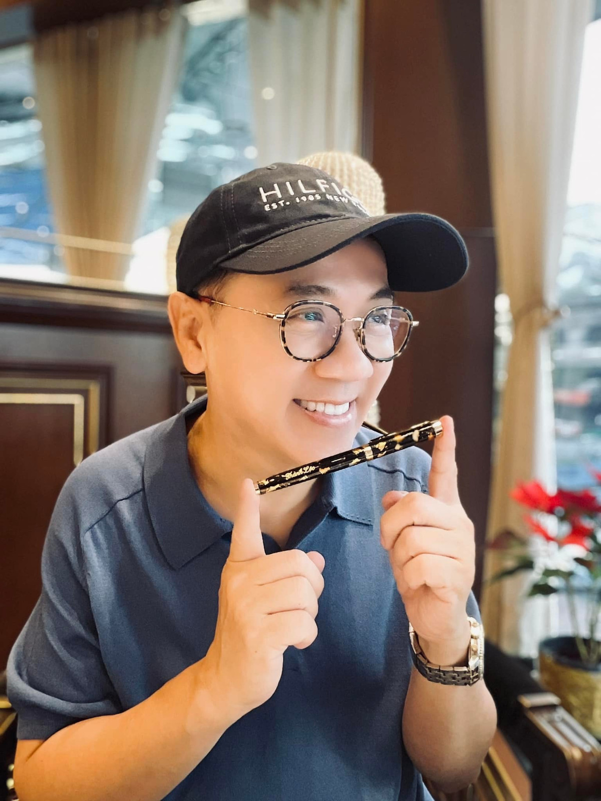 Do có thể biến hoá thành mọi kiểu nhân vật, làm khán giả khóc cười theo mình, nên NSƯT Thành Lộc còn được mệnh danh "phù thủy sân khấu". Ảnh: FB Thanh Loc Nguyen