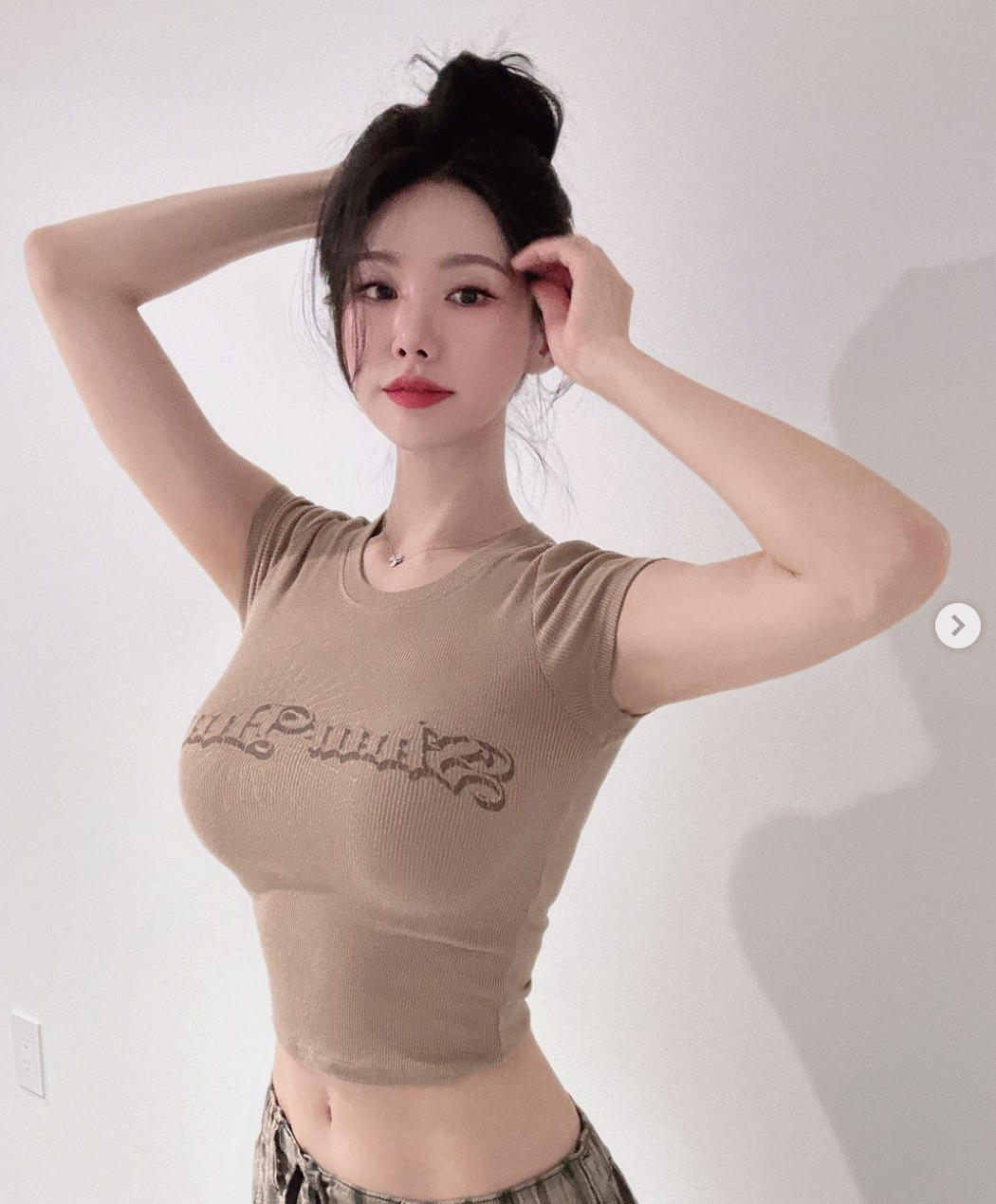 Vivi chỉ hạn chế những bộ cánh quá hở, quá bó, còn những thiết kế gợi cảm vừa phải, theo hot girl này chúng vẫn có tính thẩm mỹ lại thiết thực.