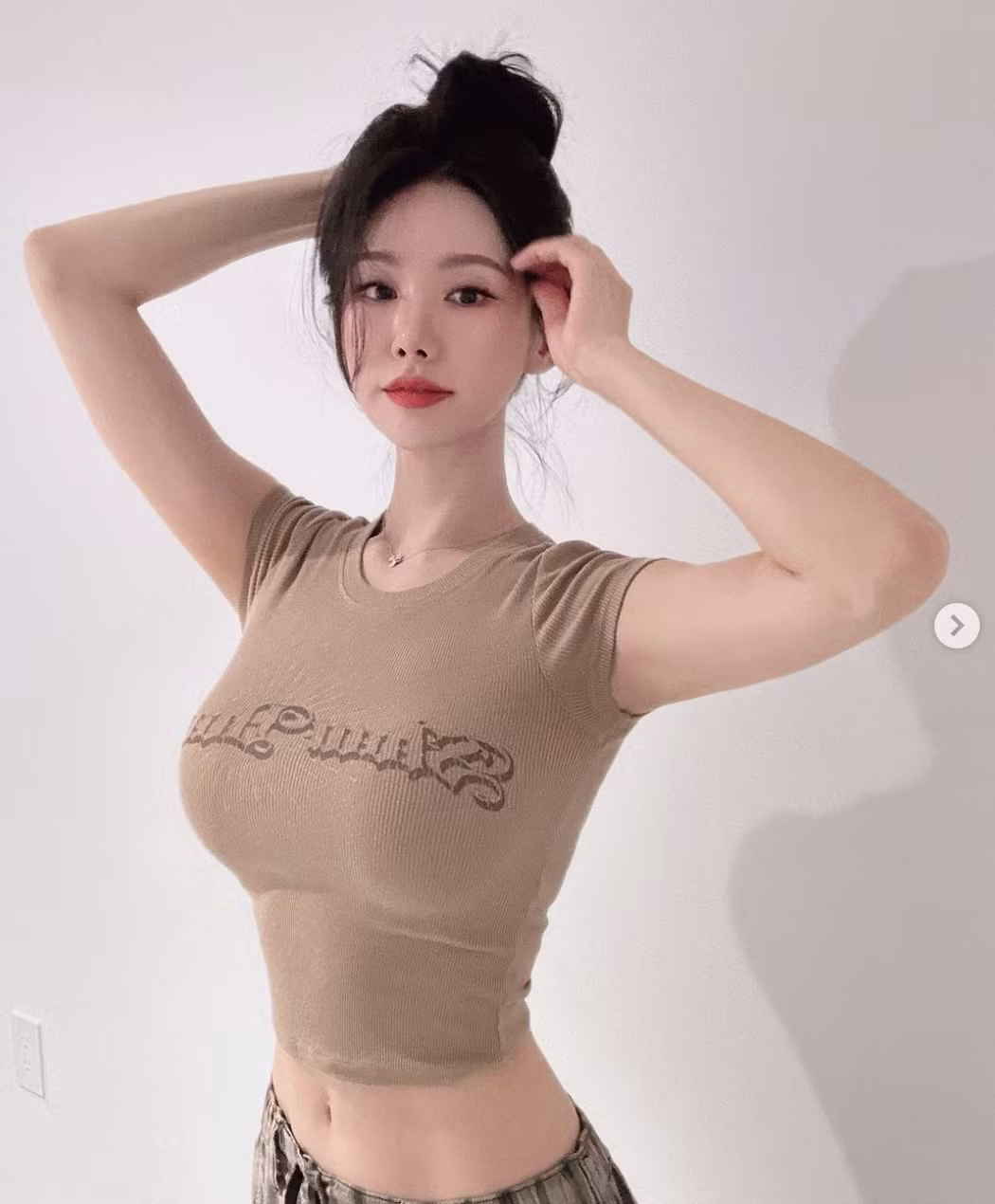 Vivi chỉ hạn chế những bộ cánh quá hở, quá bó, còn những thiết kế gợi cảm vừa phải, theo hot girl này chúng vẫn có tính thẩm mỹ lại thiết thực.