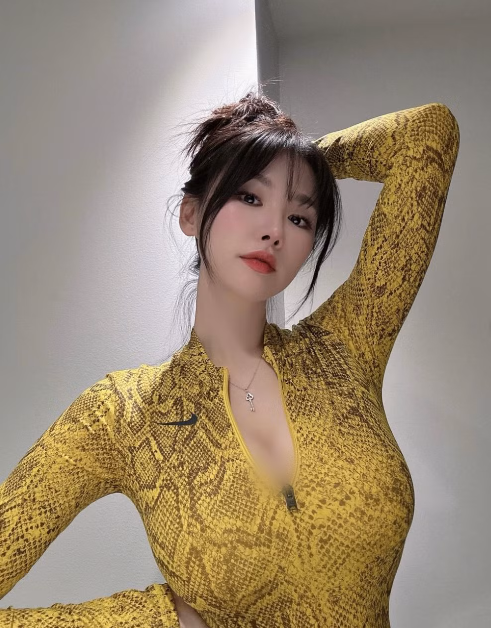 Đôi khi những bộ quần áo tập không che chắn hết được thân hình quá quyến rũ của cô nàng.