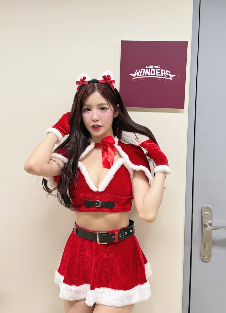 Thay vì những chiếc áo khoác lông dày cộm, cô nàng chọn một chiếc áo ngắn, khoe vòng eo thon gọn.