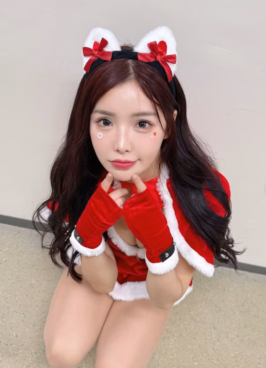 Chiếc váy ngắn cũn cỡn giúp tôn lên đôi chân dài miên man của hot girl gợi cảm.