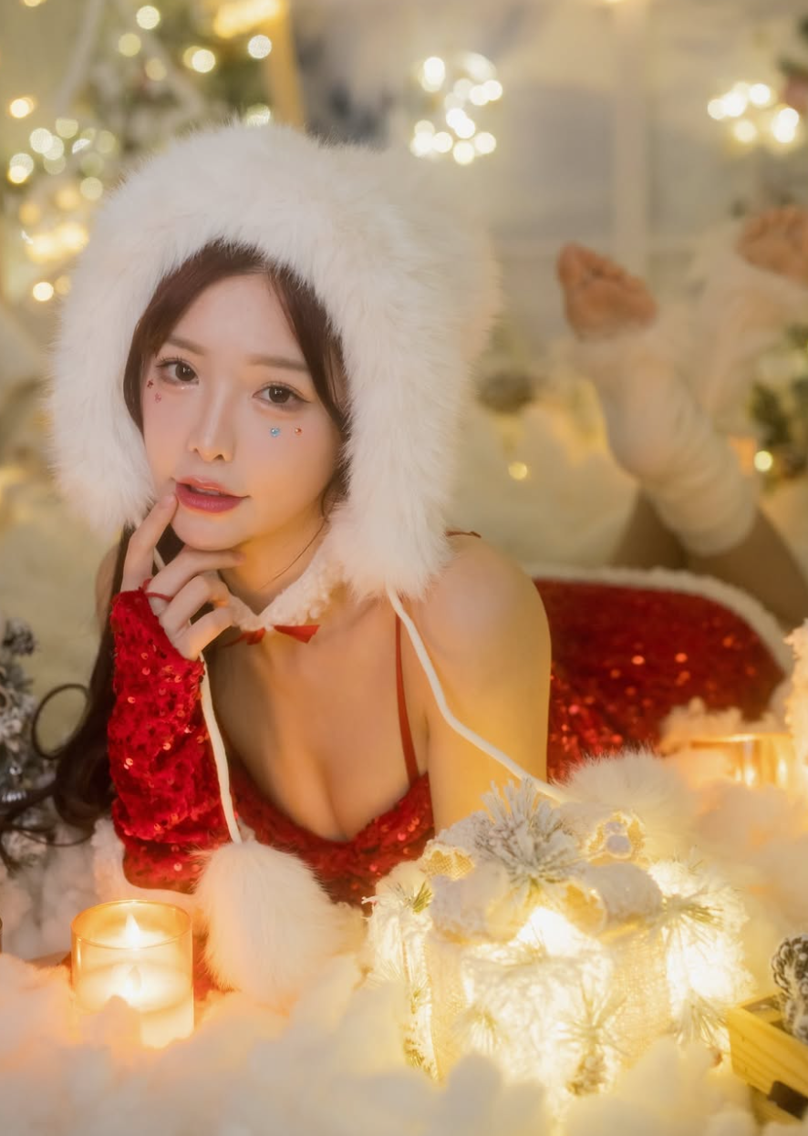 Ngoài những bộ cánh diện trong các sự kiện, trang phục đời thường của cô nàng cũng thường xuyên xuất hiện những chiếc váy ngắn, áo cúp ngực, hoặc những bộ đồ ôm sát.