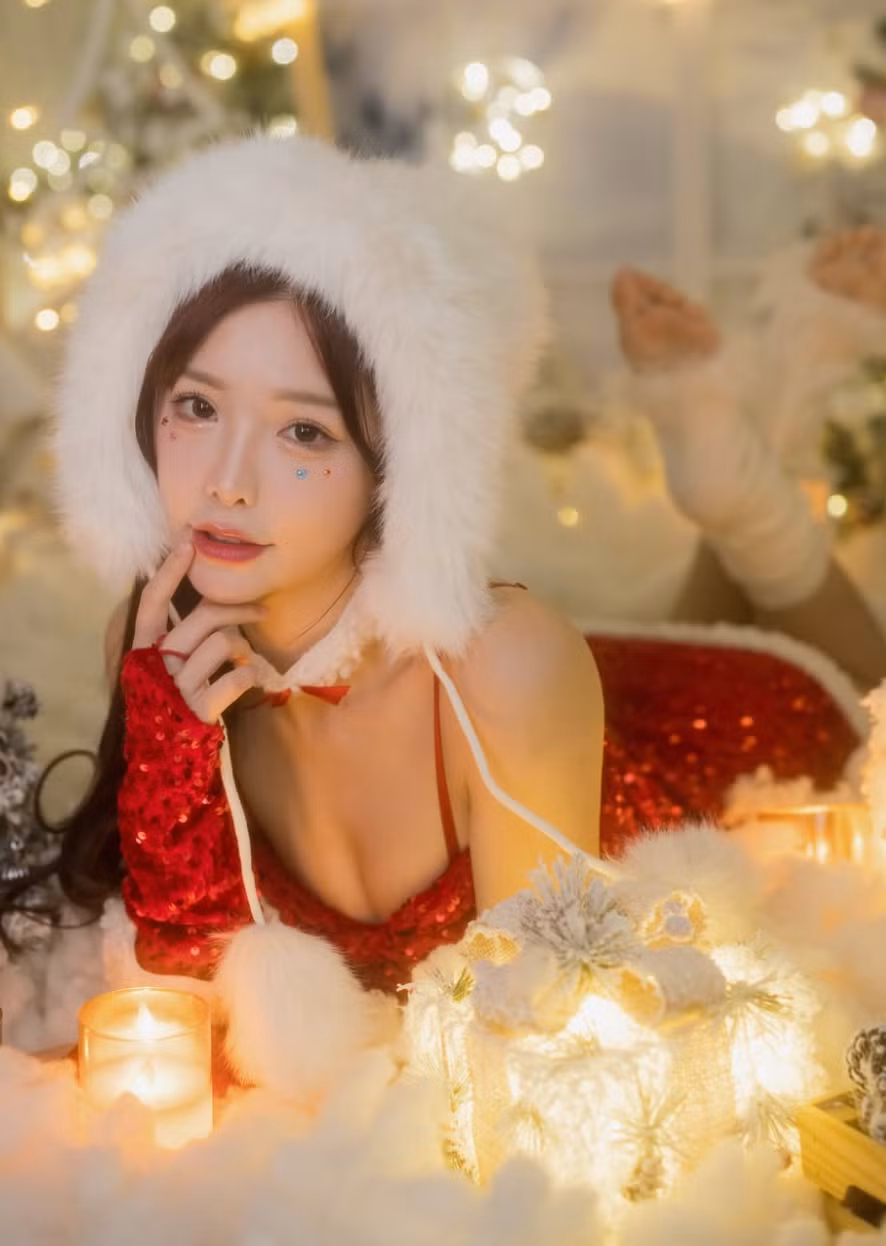 Ngoài những bộ cánh diện trong các sự kiện, trang phục đời thường của cô nàng cũng thường xuyên xuất hiện những chiếc váy ngắn, áo cúp ngực, hoặc những bộ đồ ôm sát.