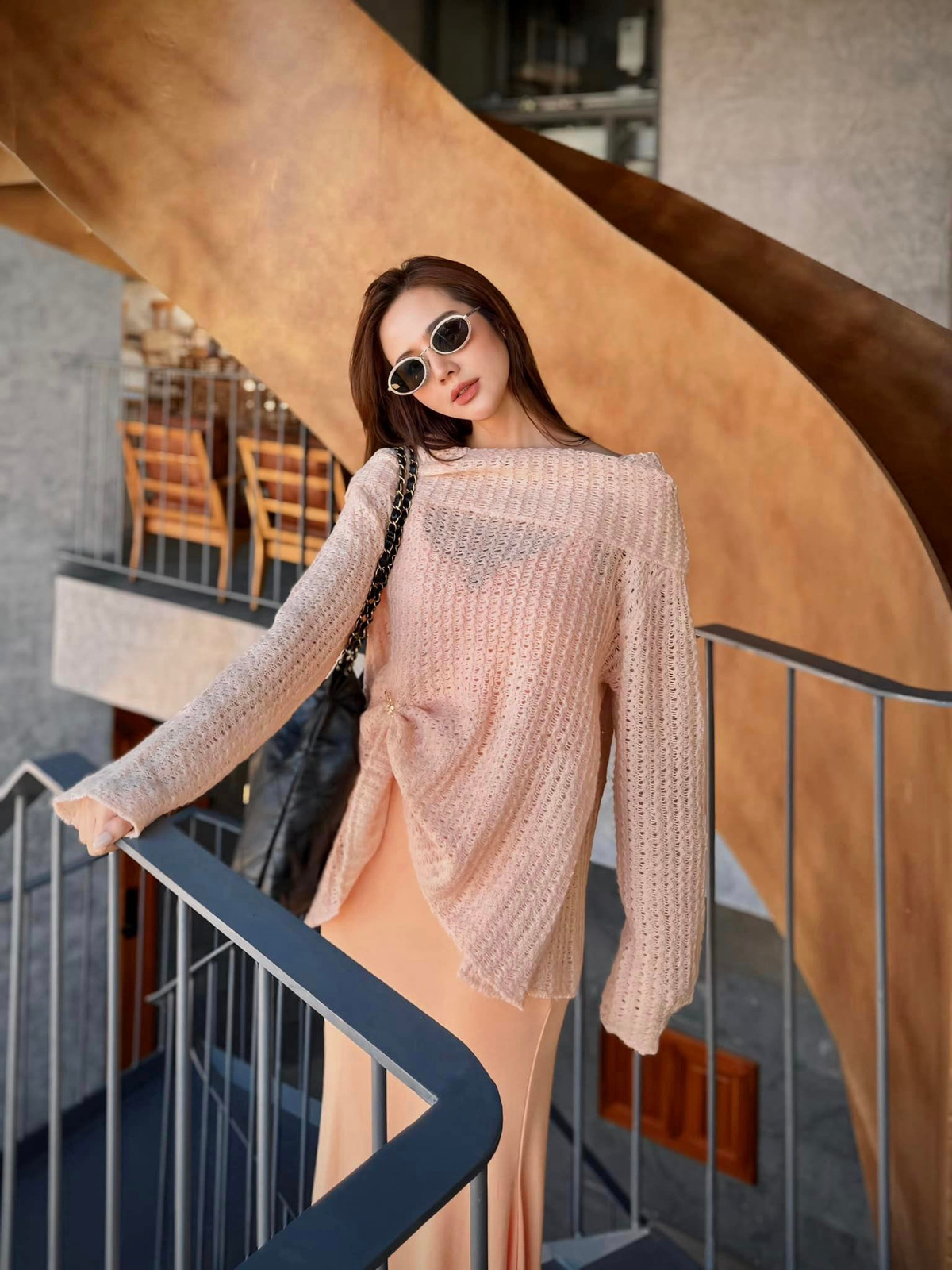 Nữ diễn viên thường xuyên diện những bộ cánh nữ tính, ôm sát, tôn lên đường cong cơ thể gợi cảm.