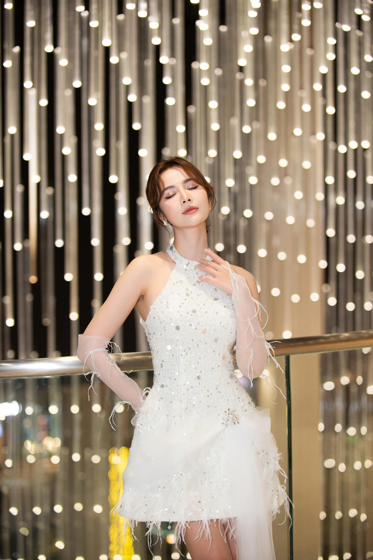 Từ hình ảnh "hot mom" năng động, cá tính đến quý cô thanh lịch, sang trọng, Huyền Lizzie ngày càng ghi điểm với người hâm mộ.