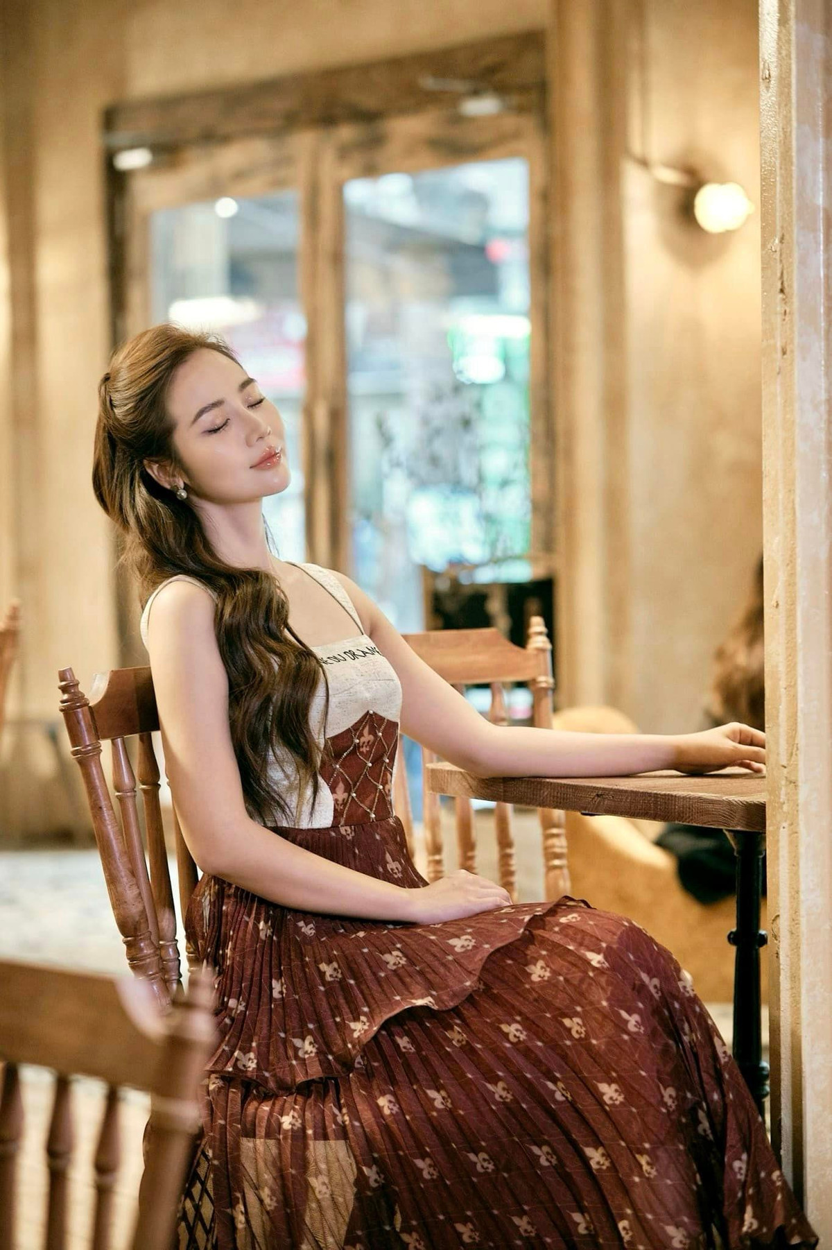 Cô được đánh giá là ngày càng xinh đẹp, quyến rũ và tự tin hơn.