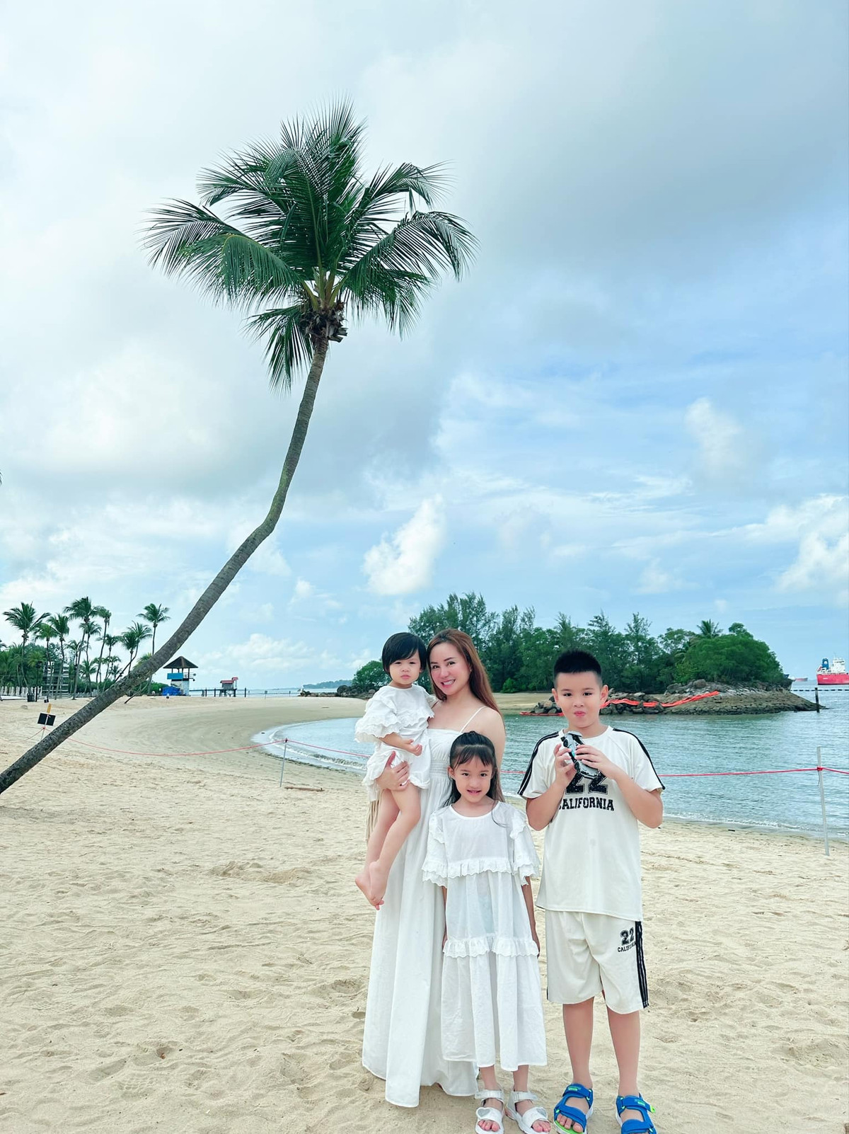 So với trước đấy, nữ ca sĩ ít chia sẻ hình ảnh hào nhoáng, xa hoa của bản thân lên mạng xã hội. Ảnh: FB Nguyễn Vy Oanh