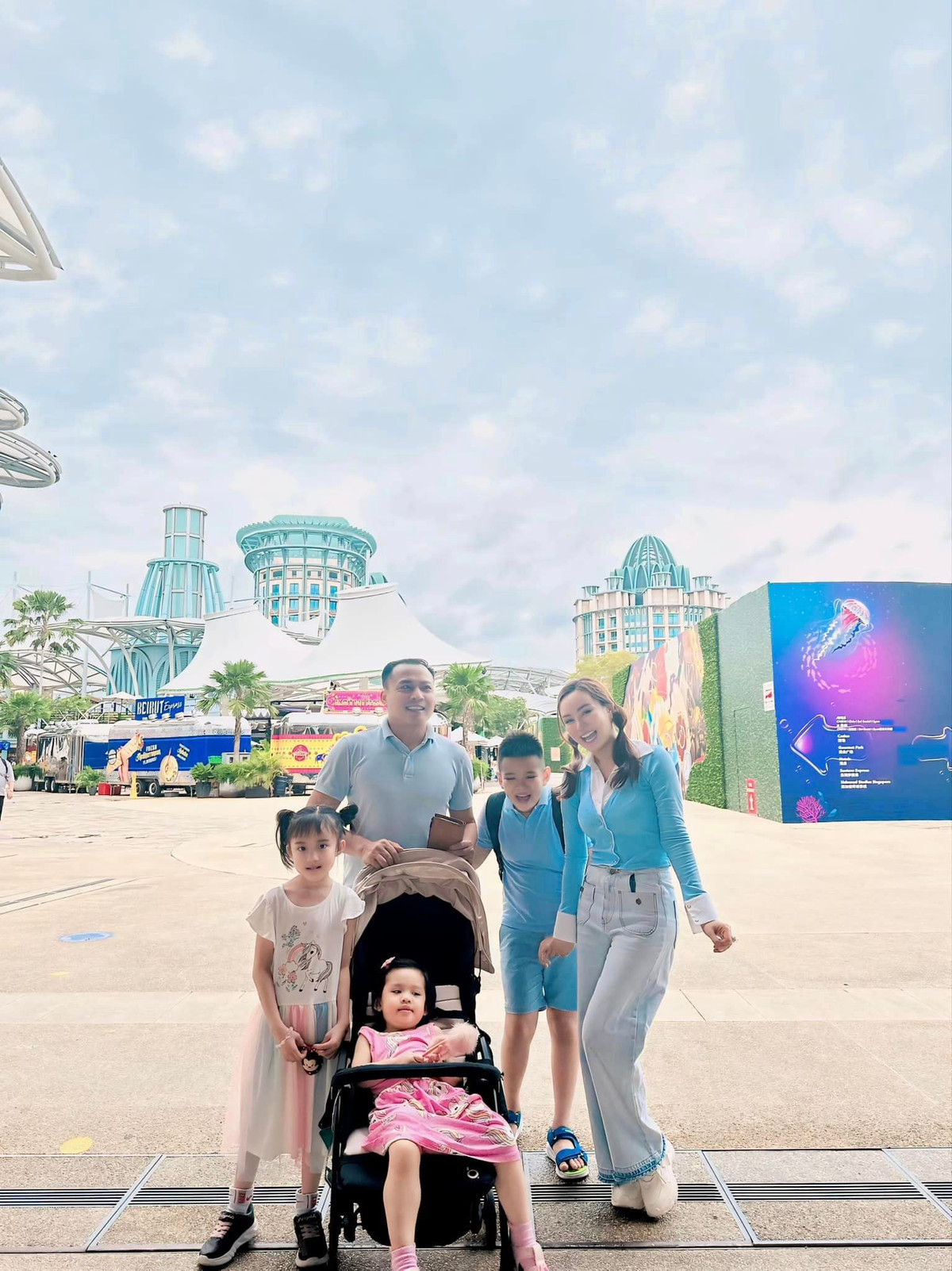 Ngoài ra, cô cũng điều hành công ty về lĩnh vực làm đẹp, sản xuất các video dạy tiếng Việt qua bài hát để phát trên kênh thiếu nhi riêng và phụ giúp chồng một số việc trong lĩnh vực hàng hải, xây dựng cầu cảng. Ảnh: FB Nguyễn Vy Oanh