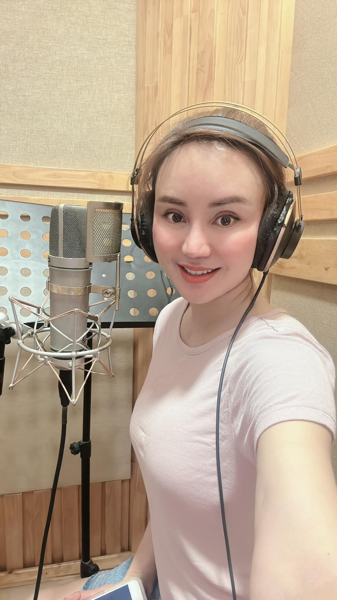 Cuộc sống xa hoa của Vy Oanh được thể hiện rõ qua những chiếc xế hộp hạng sang, bộ sưu tập hàng hiệu đắt giá và các MV đầu tư khủng. Ảnh: FB Nguyễn Vy Oanh