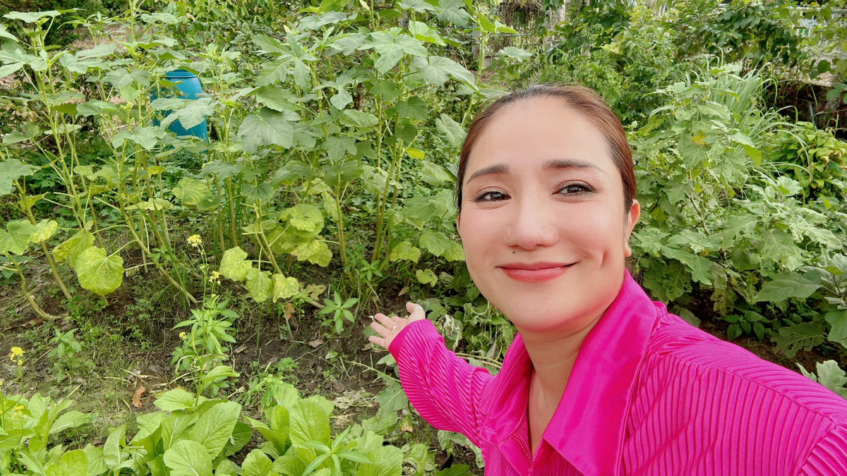 Cát Tường chia sẻ cảm giác thư giãn: "Về quê trồng rau nuôi gà vậy... bình an .. có ai muốn đi cùng không?". Ảnh: FB Nguyễn Trí Cát Tường