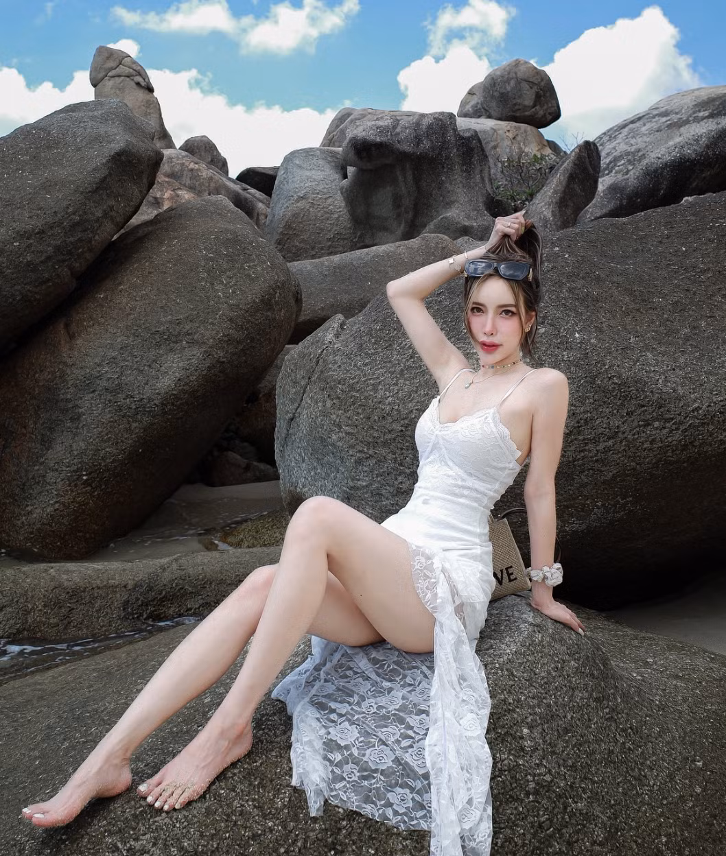 Cô thường chọn những bộ đồ bó sát, ngắn cũn hoặc những chiếc áo crop top để khoe vòng eo thon gọn.