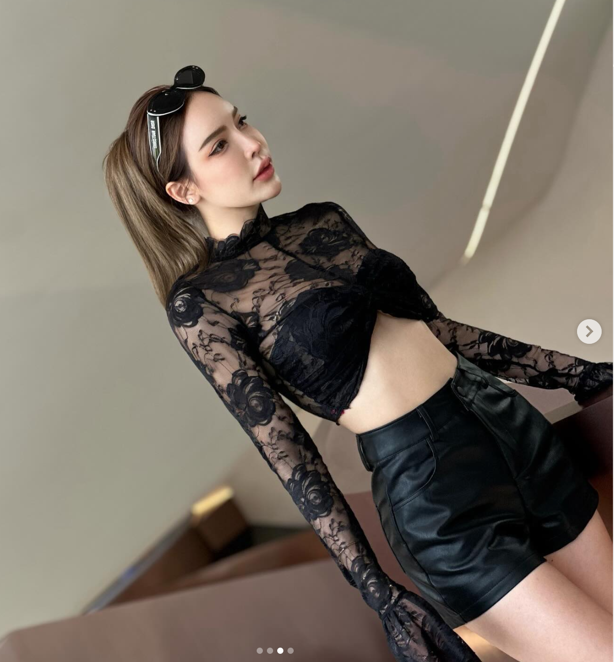 Đặc biệt, cô nàng rất ưa chuộng những bộ trang phục xuyên thấu, khoe trọn đường cong quyến rũ của cơ thể.