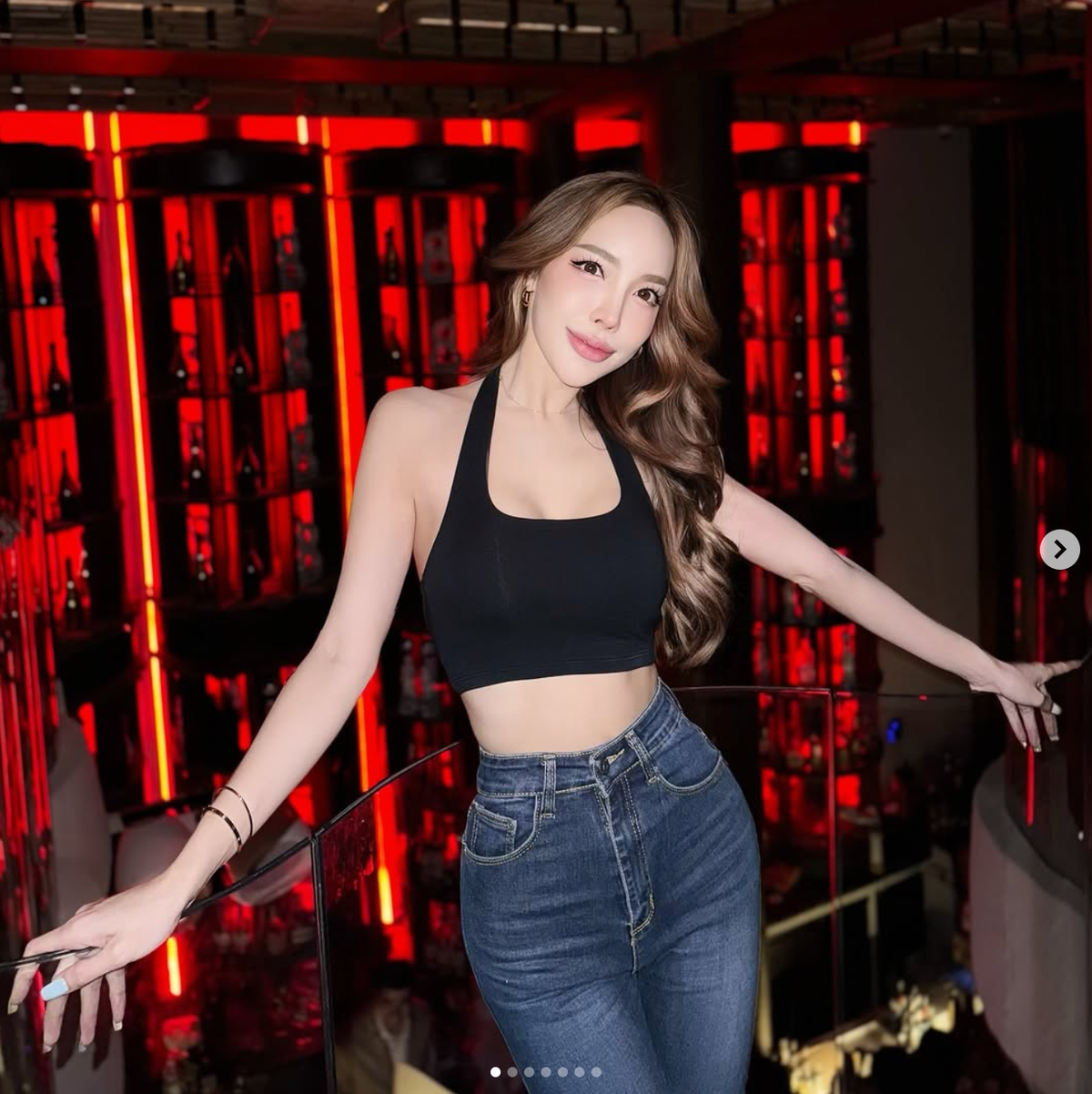 Phong cách thời trang thường ngày của Chernas cũng rất gợi cảm và táo bạo.