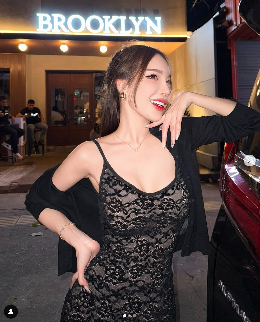 Cô khéo léo kết hợp chúng với các phụ kiện như giày cao gót, túi xách hàng hiệu để tạo nên những set đồ hoàn hảo.