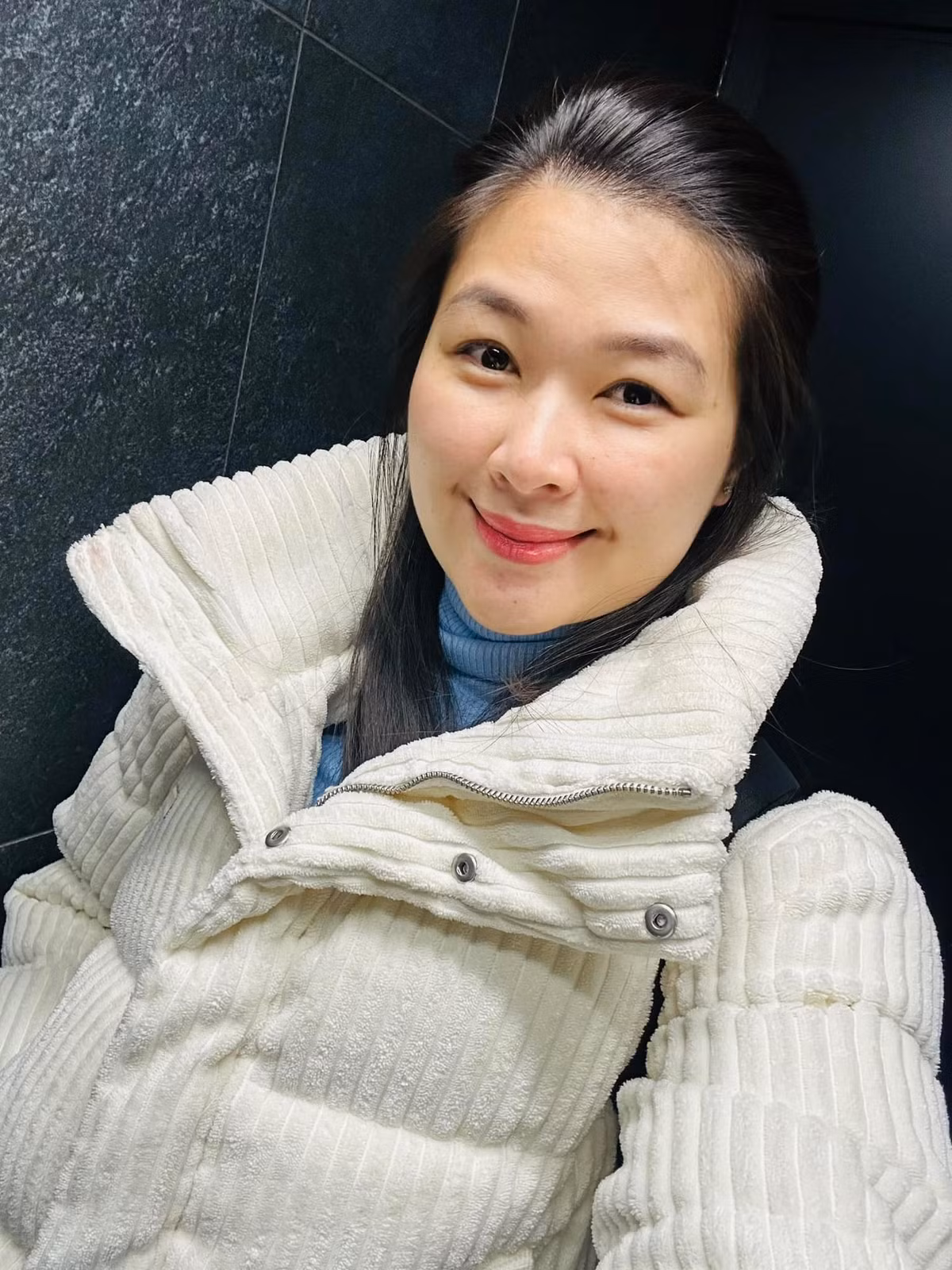 Vợ diễn viên Huy Khánh sinh năm 1986, kém nam diễn viên 5 tuổi, từng là một diễn viên, người mẫu. Ảnh: FBNV