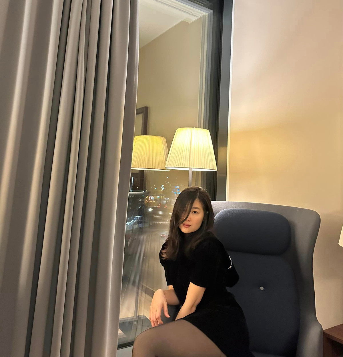 Sau khi nên duyên vợ chồng với Huy Khánh, Anh Thư không hoạt động nghệ thuật mà lui về làm hậu phương cho chồng. Ảnh: FBNV