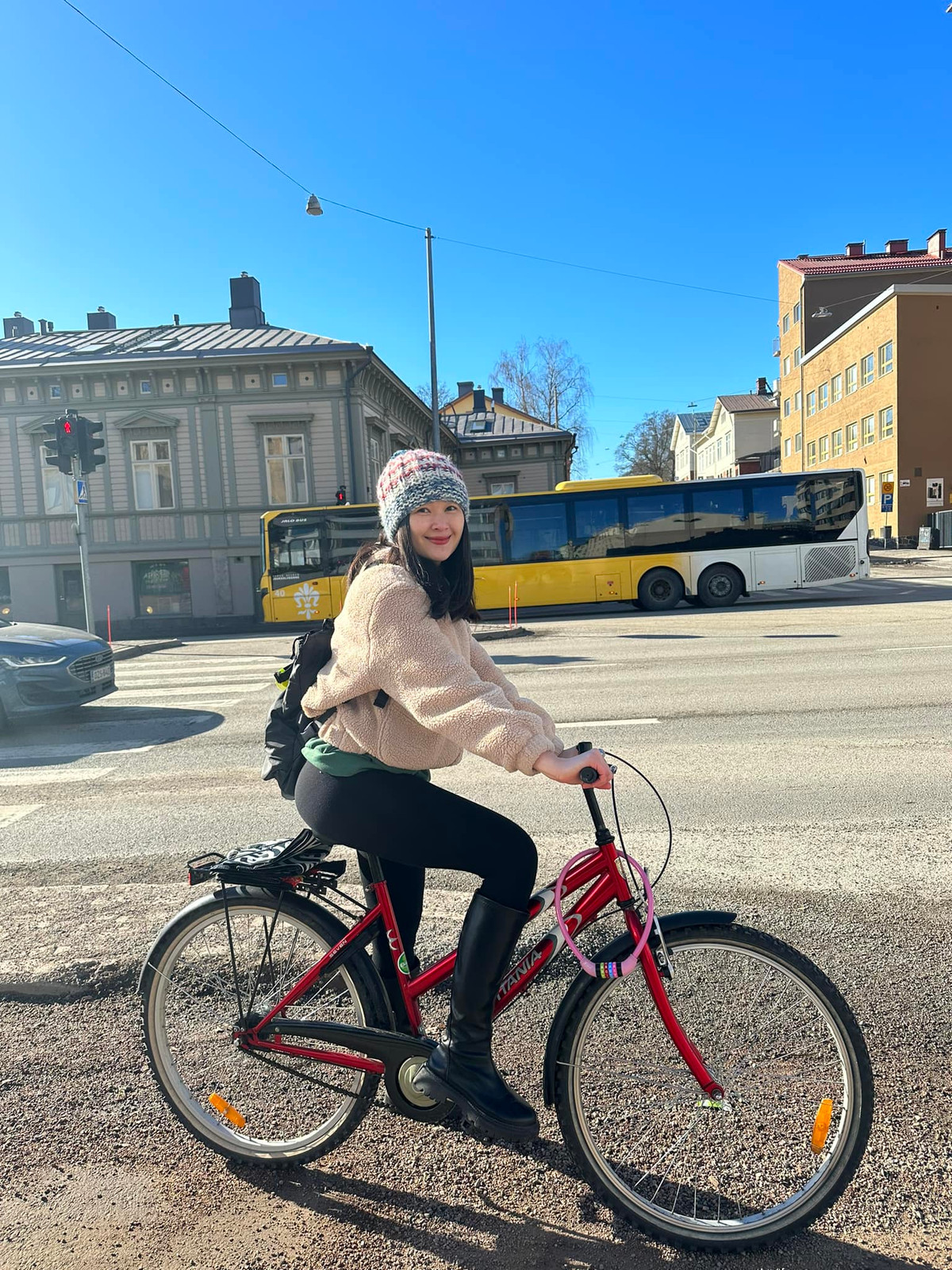 Từ một người đẹp được nhiều người biết đến với sắc vóc và những cơ hội phát triển sự nghiệp giải trí, sau khi sinh con, Anh Thư ở nhà chăm con, kinh doanh online để kiếm thêm thu nhập. Ảnh: FBNV