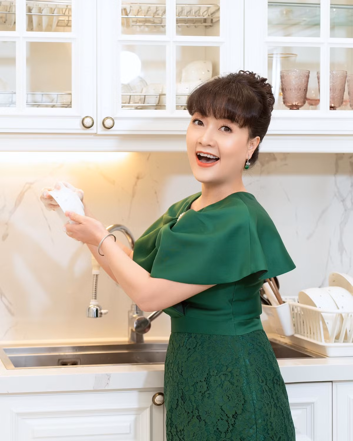  Vân Dung là cái tên đã quá quen thuộc với khán giả Việt Nam qua những vai diễn hài duyên dáng, dí dỏm. Ảnh: FB Vân Dung