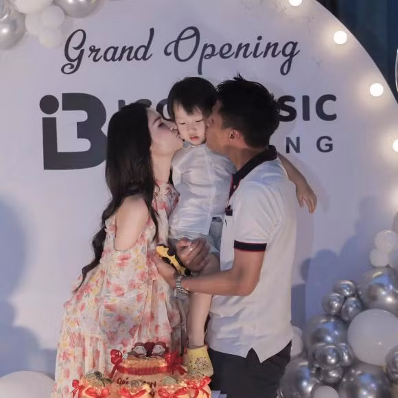 Mạc Hồng Quân và Kỳ Hân tổ chức sinh nhật cho con.