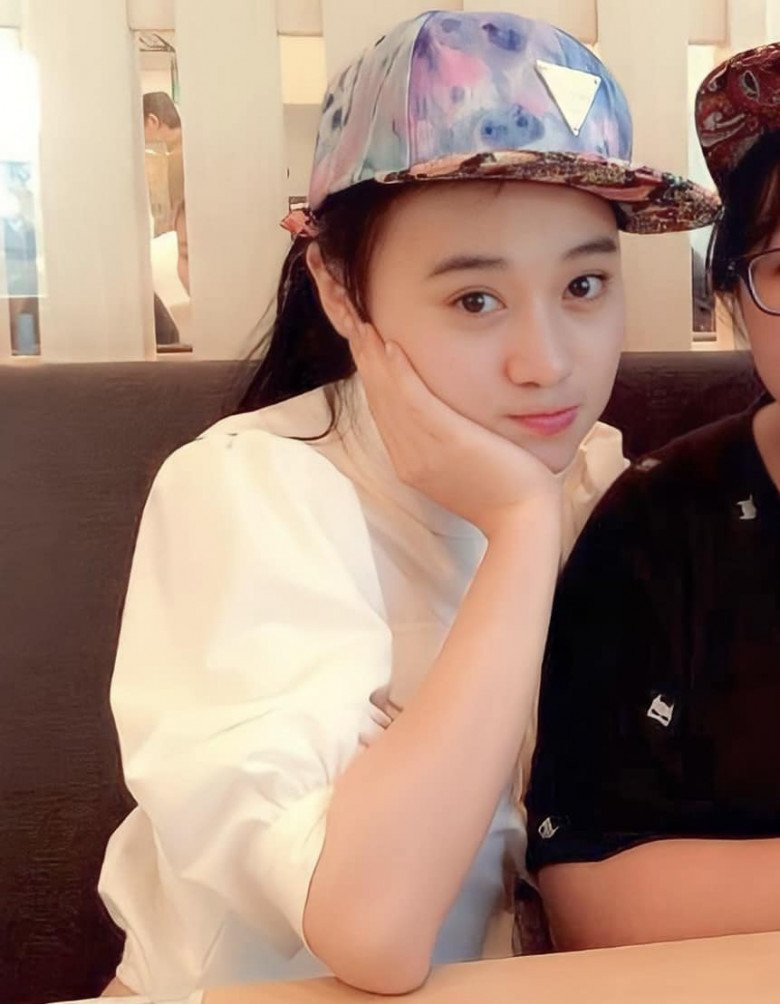 Không cần đến những đường nét sắc sảo, cô vẫn tỏa sáng với một vẻ đẹp rất riêng, bình dị mà cuốn hút. Ảnh: FB Vũ Trụ Phim Việt