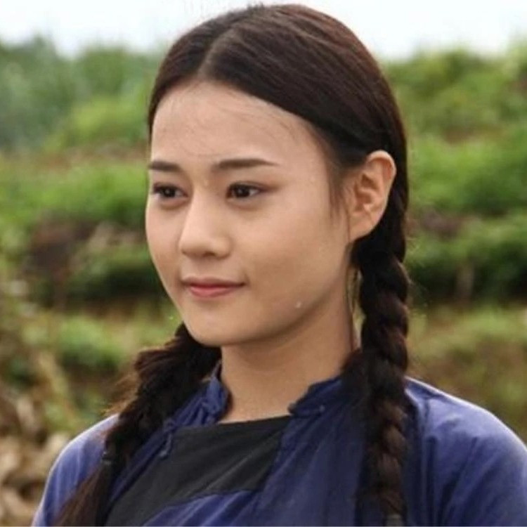 Chỉ là kiểu tạo hình đơn giản với tóc tết hai bên, thế nhưng Phương Oanh lại được ví như "tình đầu quốc dân". Ảnh: FB Vũ Trụ Phim Việt