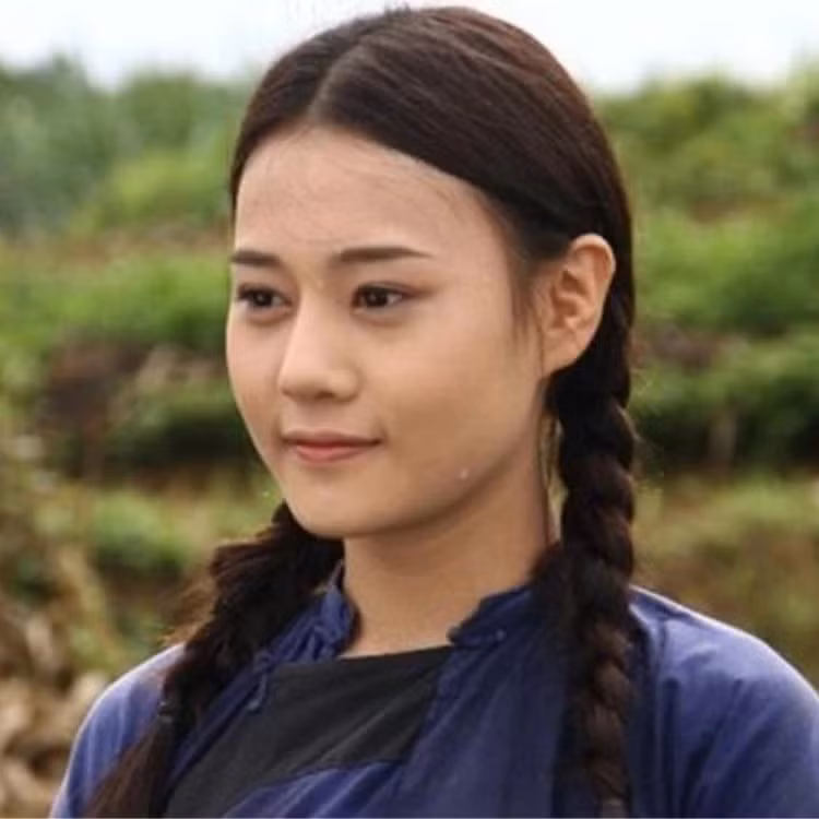 Chỉ là kiểu tạo hình đơn giản với tóc tết hai bên, thế nhưng Phương Oanh lại được ví như "tình đầu quốc dân". Ảnh: FB Vũ Trụ Phim Việt