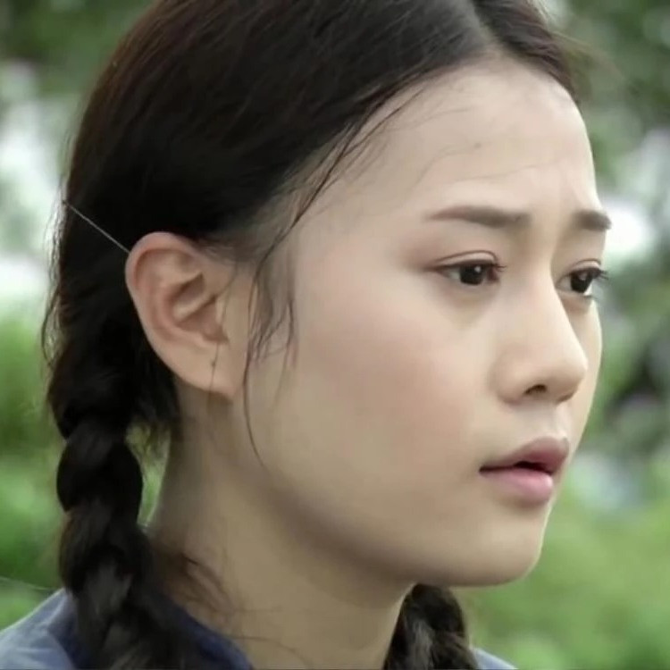 Với gương mặt bầu bĩnh, đôi mắt to tròn long lanh và nụ cười tươi tắn, cô đã hóa thân thành nhân vật Vương Thị Hoa một cách xuất sắc. Ảnh: FB Vũ Trụ Phim Việt