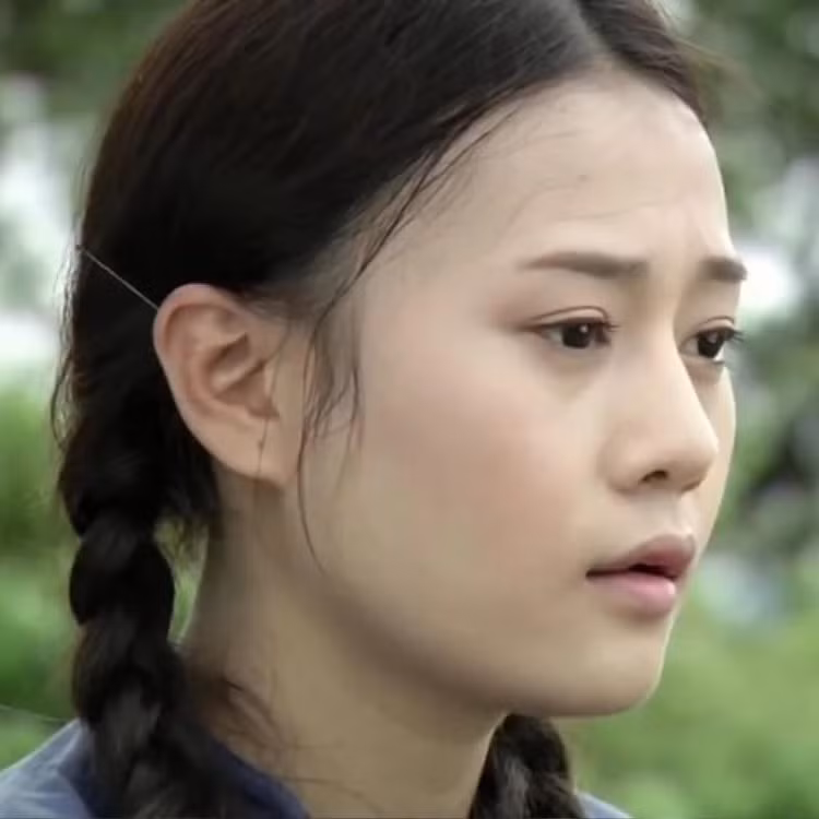 Với gương mặt bầu bĩnh, đôi mắt to tròn long lanh và nụ cười tươi tắn, cô đã hóa thân thành nhân vật Vương Thị Hoa một cách xuất sắc. Ảnh: FB Vũ Trụ Phim Việt