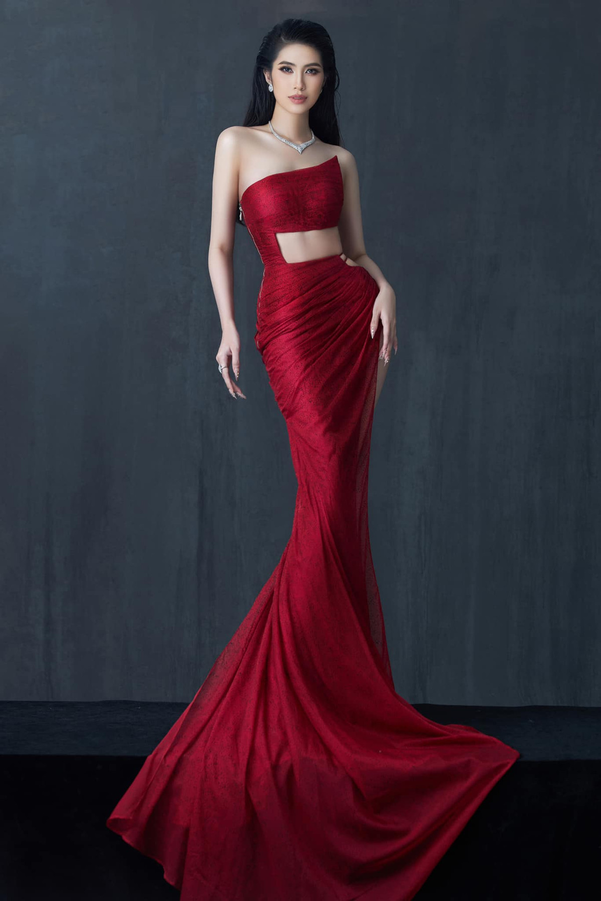 Người đẹp Trà Vinh luôn tự tin khoe vóc dáng gợi cảm trong những thiết kế ôm sát cơ thể.