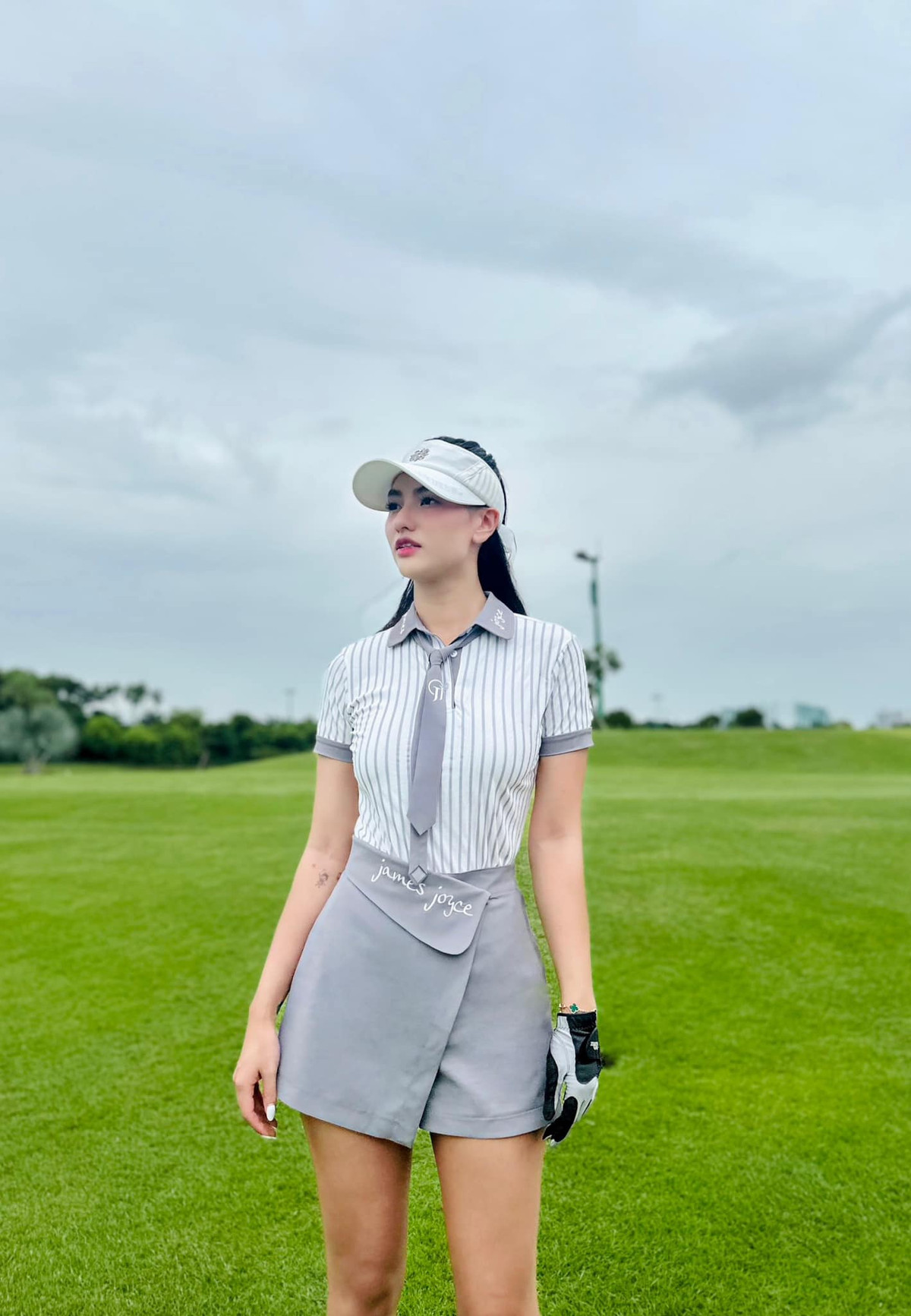 Người mẫu Hồng Quế tạo dáng trên sân golf. Ảnh: FB Trịnh Hồng Quế