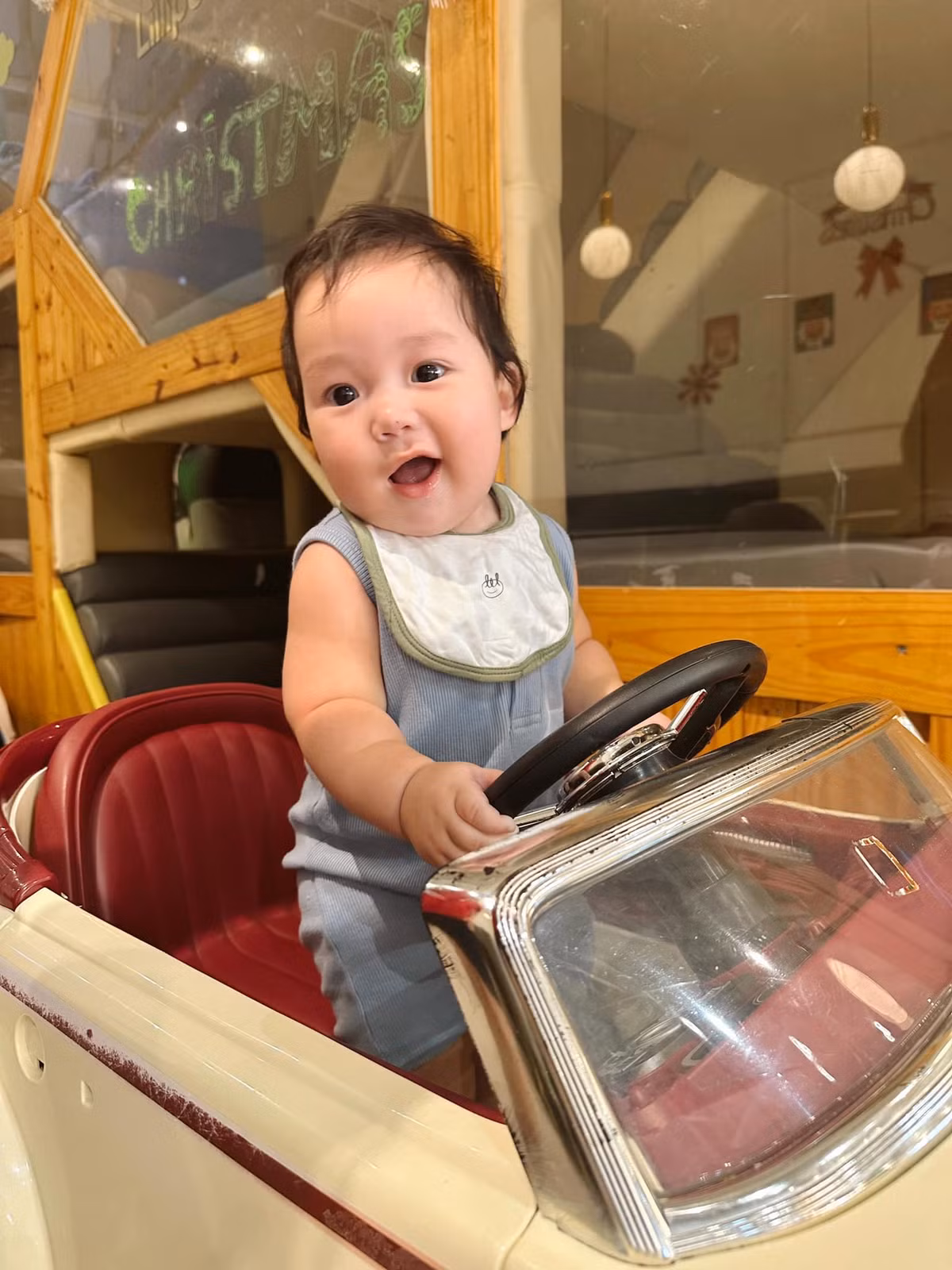 Con trai nhỏ của siêu mẫu Hà Anh lộ khoảnh khắc hài hước. Ảnh: FB Ha Anh Vu