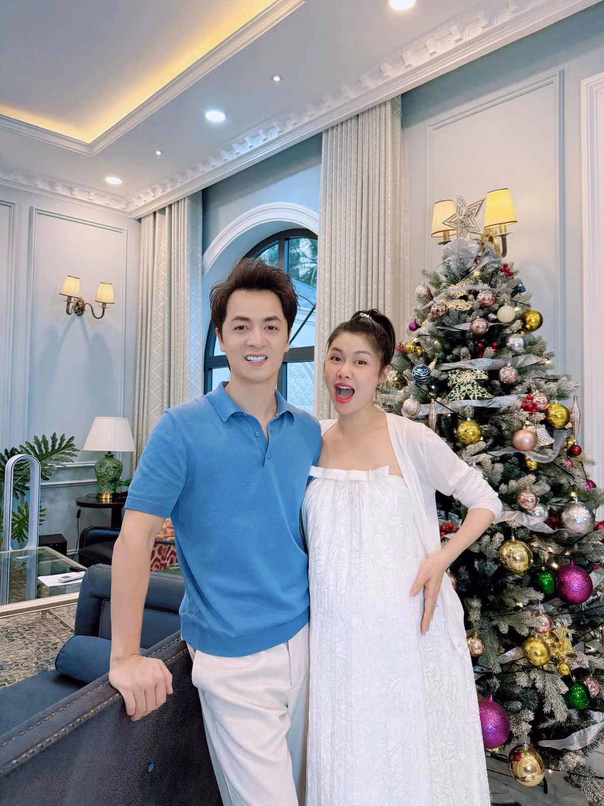 Đăng Khôi và vợ bầu quấn quýt nhau trước khi nam ca sĩ ra Hà Nội công tác. Ảnh: FB Dang Khoi Nguyen