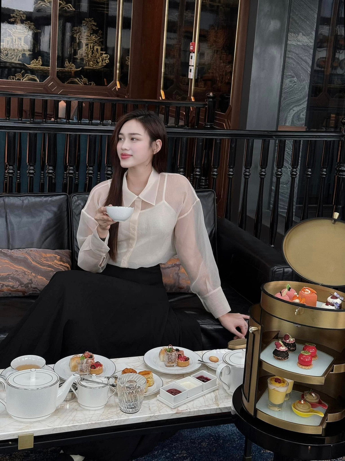 Hoa hậu Đỗ Thị Hà thảnh thơi thưởng thức buổi trà chiều. Ảnh: FB Đỗ Thị Hà