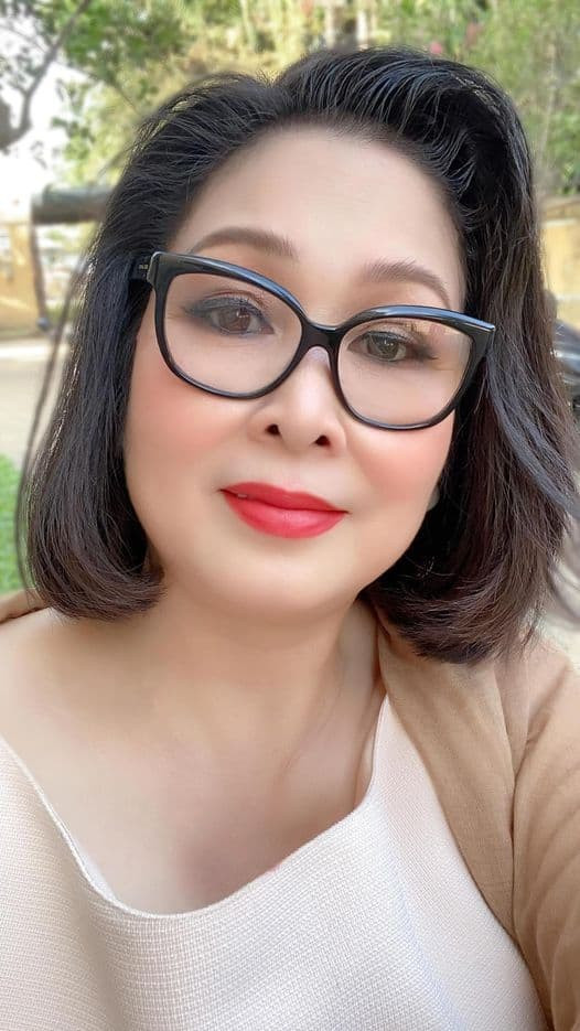 Hồng Vân mừng sinh nhật: "Chúc mừng sinh nhật tôi. Chúc cả nhà cuối tuần vui vẻ".