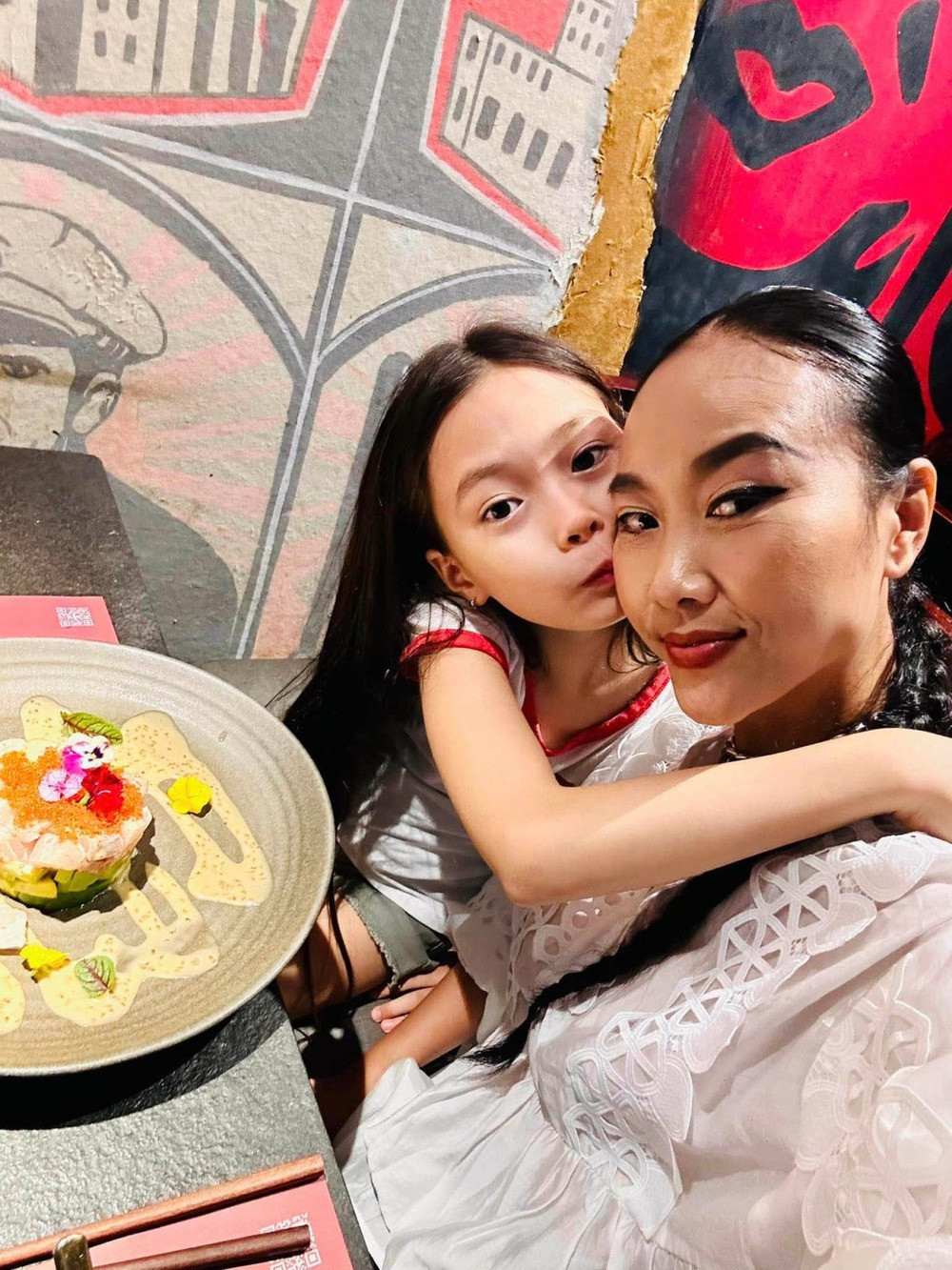 Ca sĩ Đoan Trang đưa con gái đi ăn món cô bé yêu thích sau khi dự sự kiện.