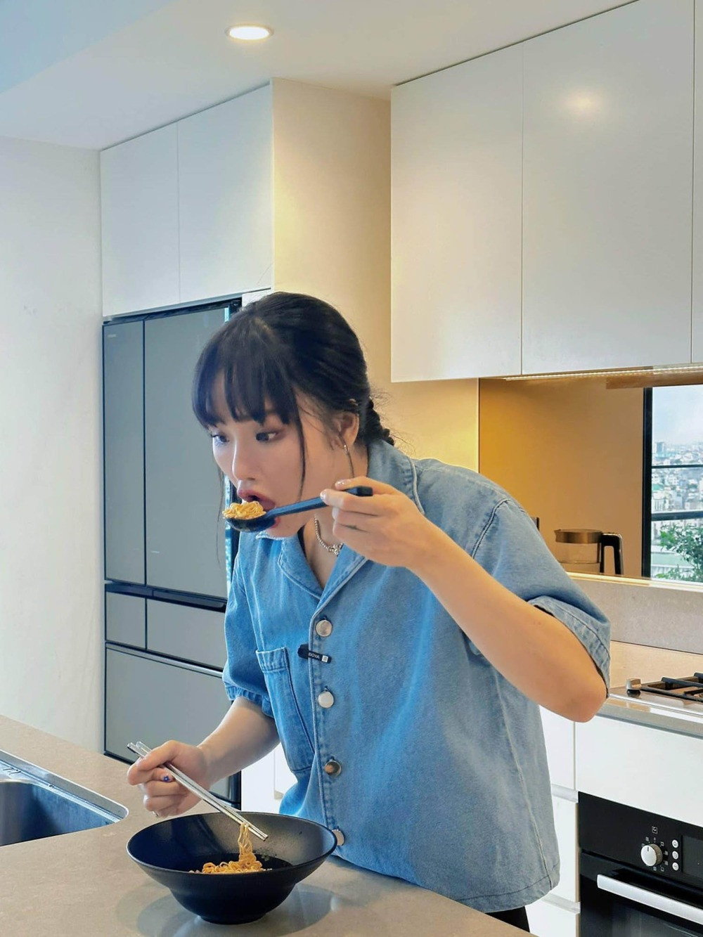 Ca sĩ Miu Lê gây cười bởi biểu cảm gương mặt khi "ăn mì cầm hơi".