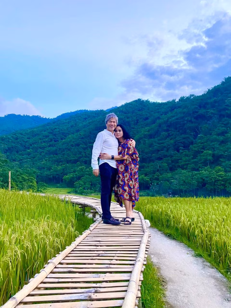 Ca sĩ Thanh Lam chia sẻ khoảng lặng để nạp năng lượng cho 1 tuần mới bên chồng bác sĩ. Cô coi đây là những giây phút bình yên bên nhau.