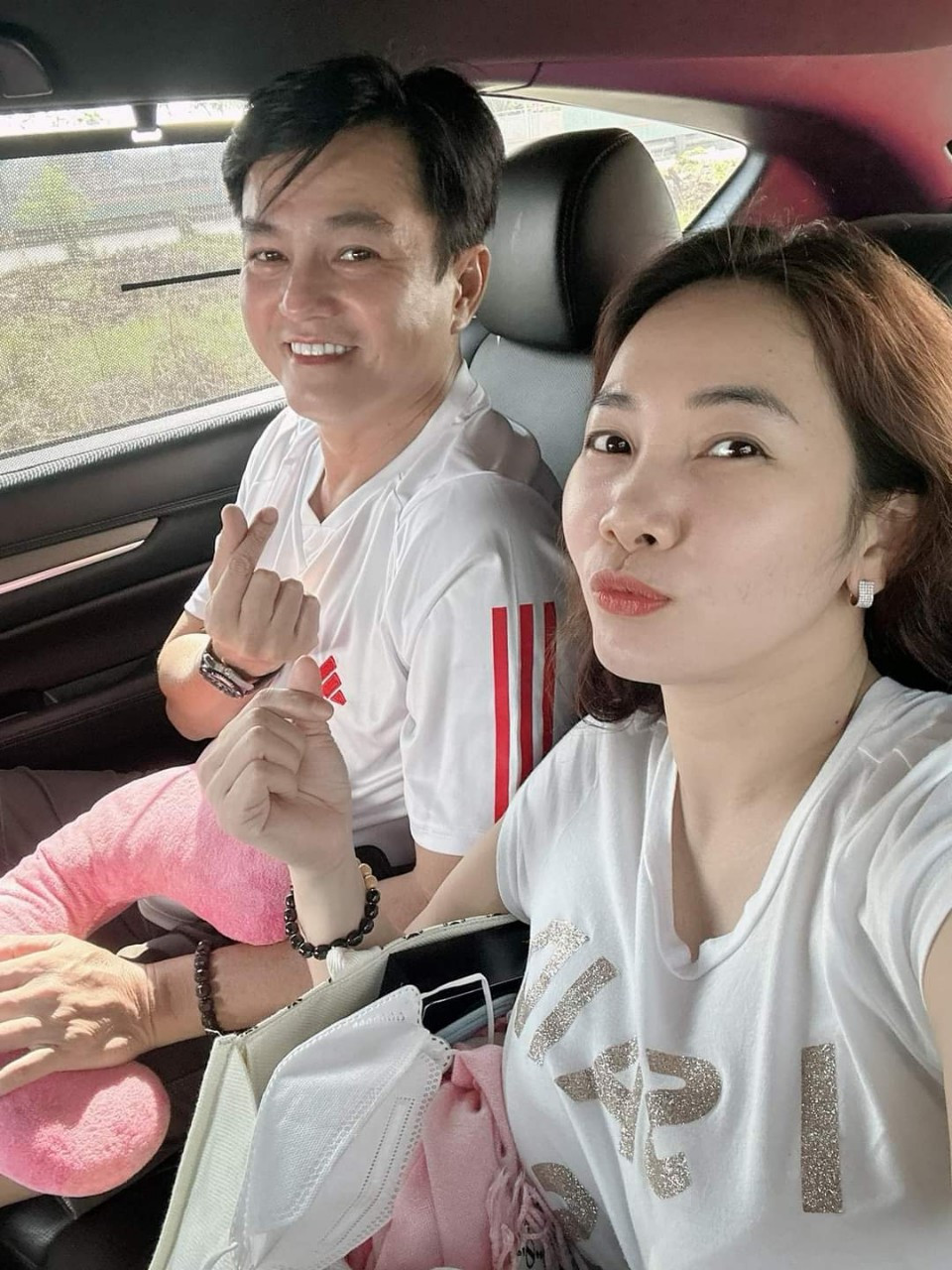 Diễn viên Cao Minh Đạt đưa vợ đi ăn tối.