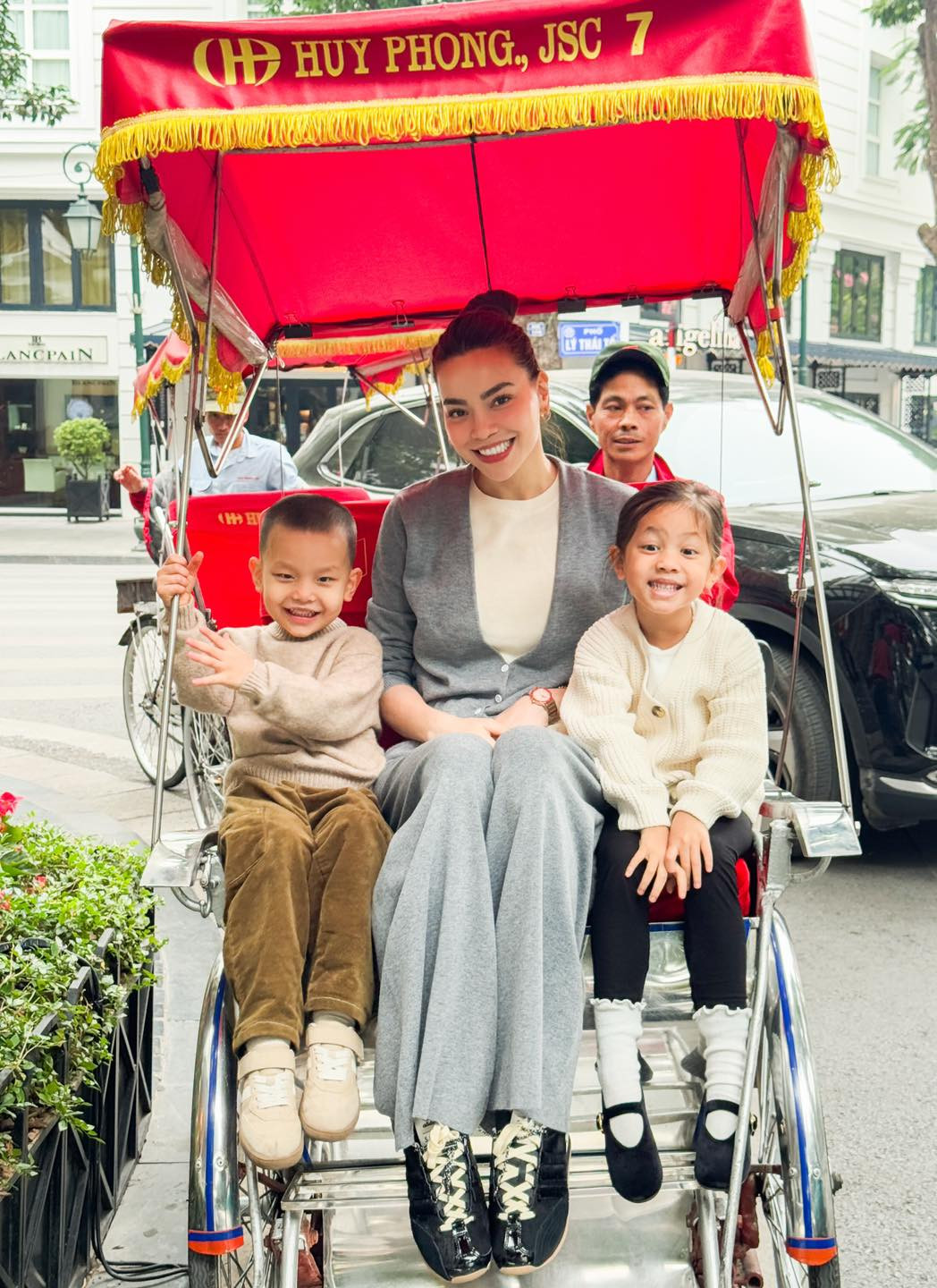 Hai nhóc tỳ Lisa - Leon cùng mẹ Hồ Ngọc Hà ngồi xích lô, dạo phố ở trung tâm Hà Nội. Ảnh: FB Ho Ngoc Ha