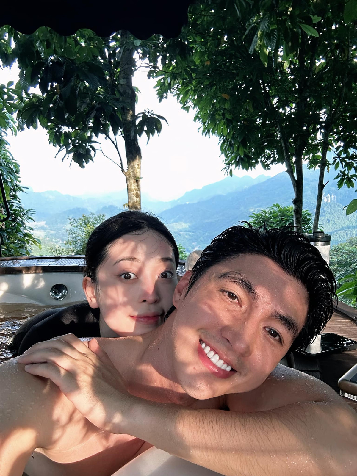 Á hậu Phương Nga tạo dáng hài hước chụp ảnh cùng ông xã Bình An. Ảnh: FB Bùi Phương Nga