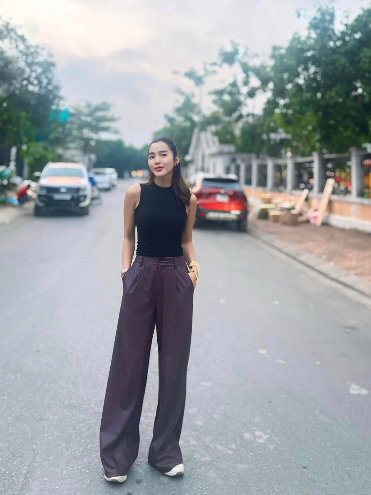 Người mẫu Kim Cương, bà xã của ca sĩ Ưng Hoàng Phúc khoe đôi chân dài. Ảnh: FB Võ Kim Cương