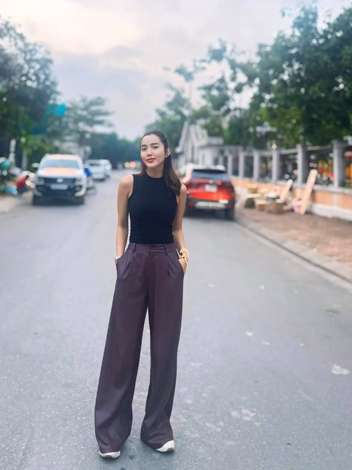 Người mẫu Kim Cương, bà xã của ca sĩ Ưng Hoàng Phúc khoe đôi chân dài. Ảnh: FB Võ Kim Cương