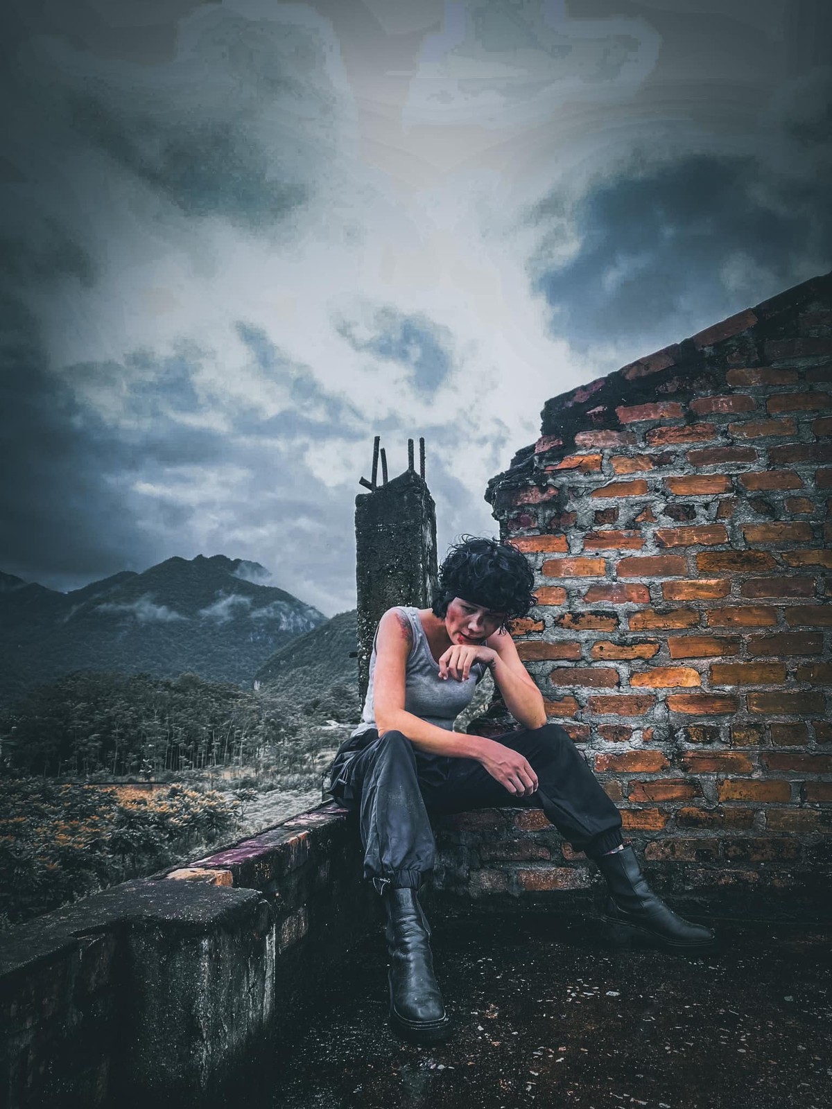 Diễn viên Minh Cúc chia sẻ loạt ảnh hậu trường cảnh nhân vật Ly trong "Độc đạo" bị "xử lý". Ảnh: FB Đặng Minh Cúc