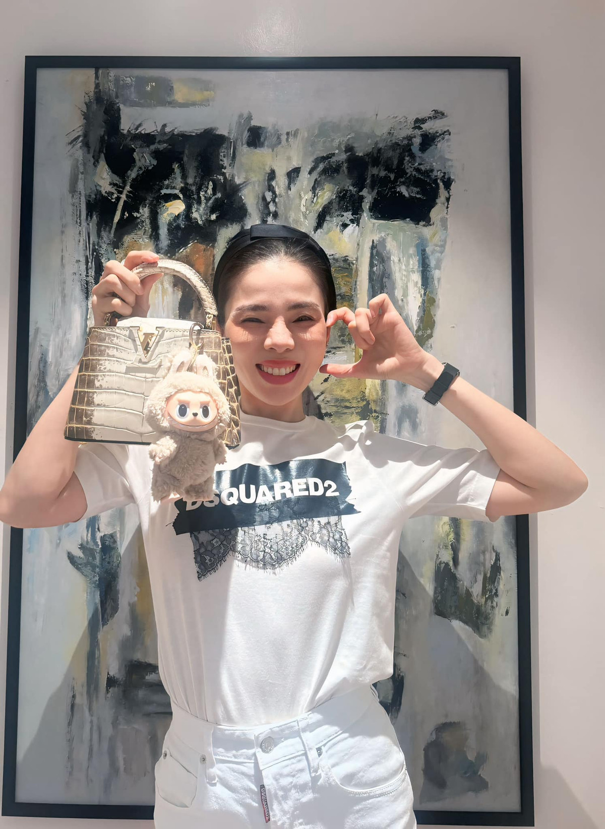 Lệ Quyên vui vẻ khoe món phụ kiện đáng yêu mới được tặng. Ảnh: FB Lệ Quyên