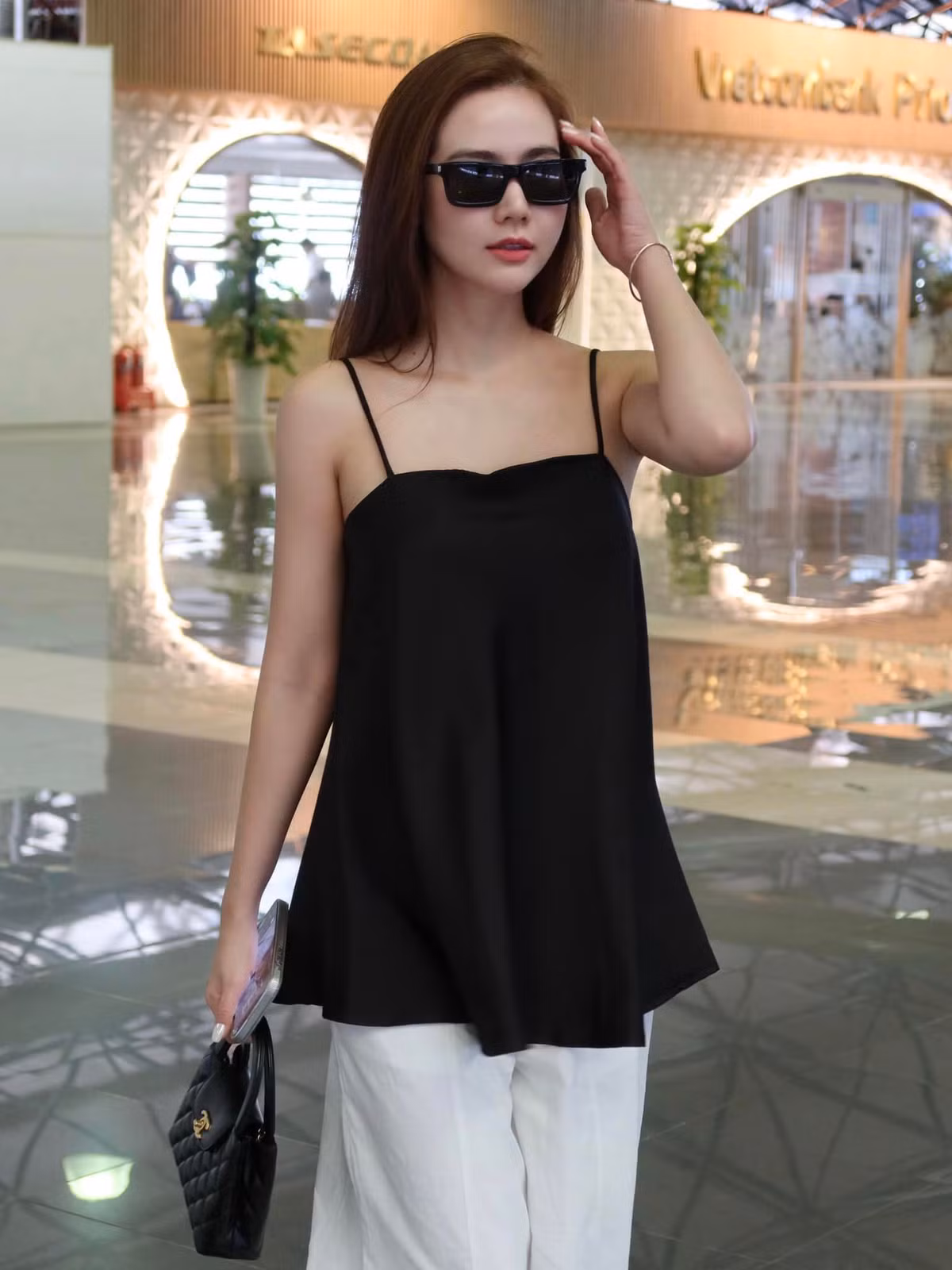 Diễn viên Phan Minh Huyền xinh đẹp dạo phố. Ảnh: FB Phan Minh Huyền