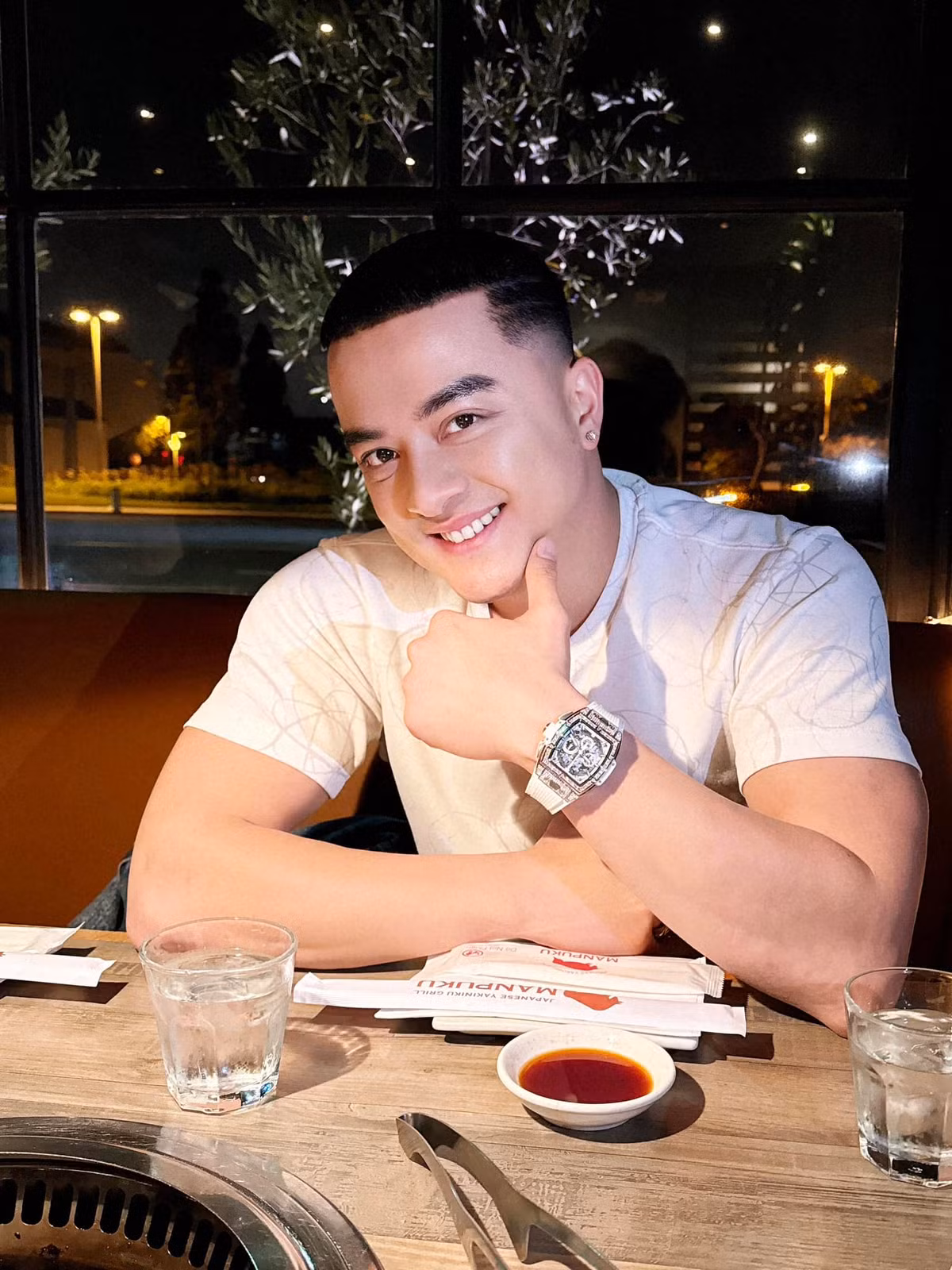 Ca sĩ Cao Thái Sơn khoe đồng hồ hiệu đắt đỏ. Ảnh: FB Cao Thái Sơn